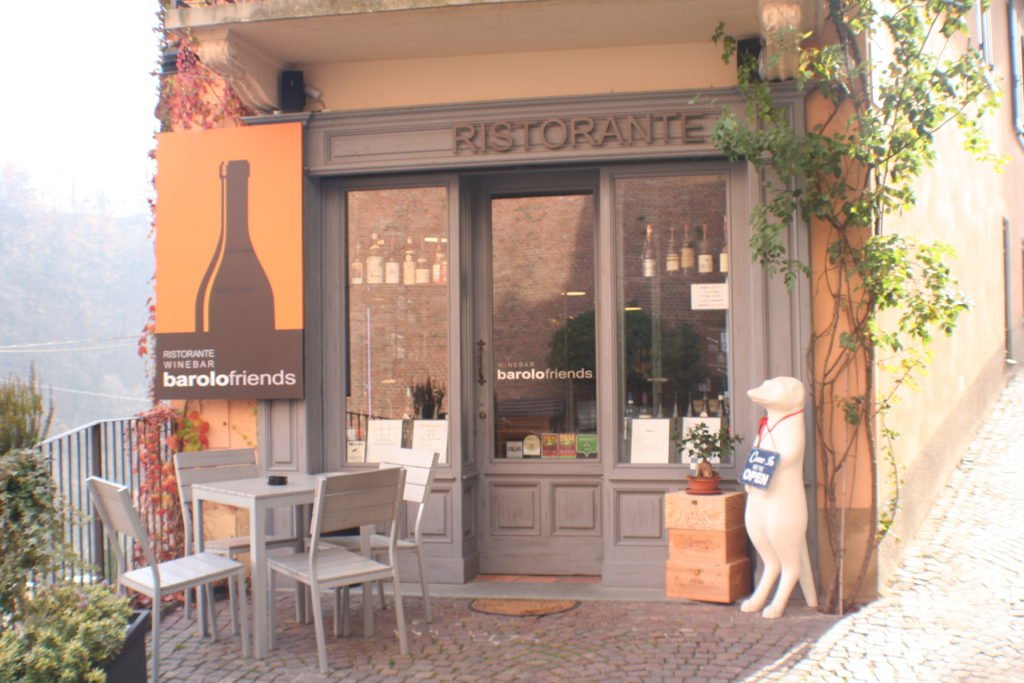 Tables en Italie avec le Bar à vin Barolo Friends dans le village de Barolo