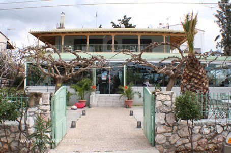 Restaurant Rigani à Loutraki dans le péloponnèse, une excellente adresse, tables en Grèce
