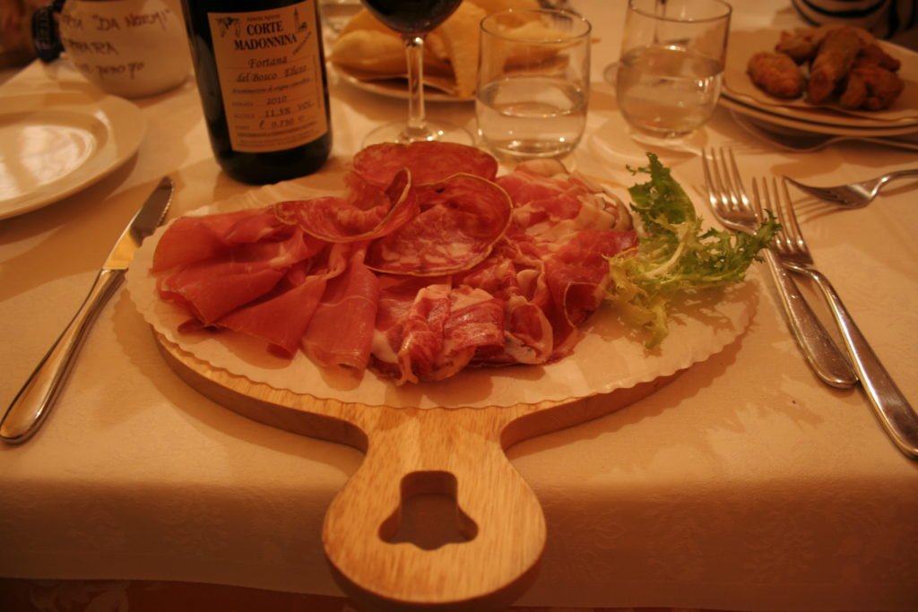 Tables en Italie trattoria Da Noemi à Ferrare dans la région Emilie Romagne, une adresse authentique
