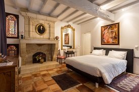chambre et gite au chateau haut sarpe saint emilion dans un grand parc avec roseraie